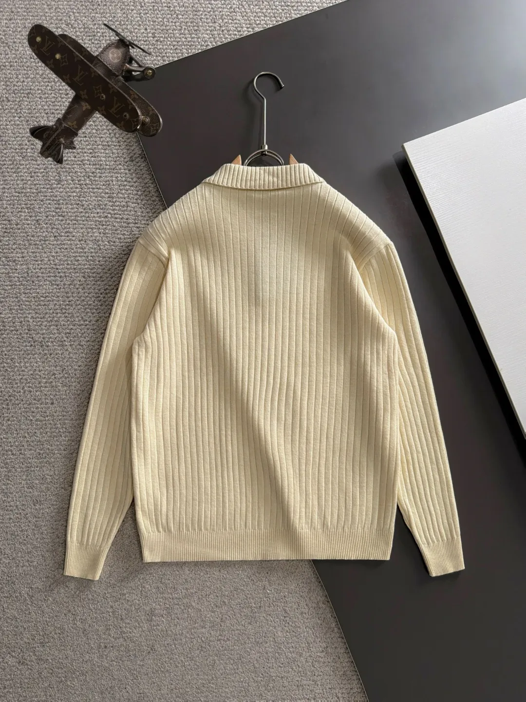 Next day shipping P195 Hermès 2026 Autumn and Winter latest sweater from the official website, now on sale at the counter simultaneously Hot Sale! Specially made of wool blended fabric. It feels comfortable and can be directly in contact with the skin. The logo badge is exquisitely embroidered, which is extremely eye-catching! The details highlight the fashionable charm of big brands. Exquisite workmanship. Three-dimensional cutting style. The wearing effect is invincible and handsome! All three standards are complete! Sizes:M-3XL
